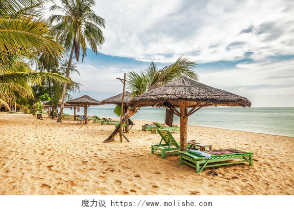 越南Phu Quoc岛白色沙滩上的木制椅子和雨伞越南旅游